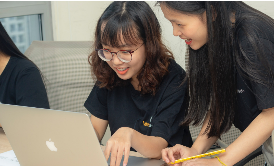 特定技能外国人の採用には<br>
                        企業の受入機関申請と支援義務が必要です。